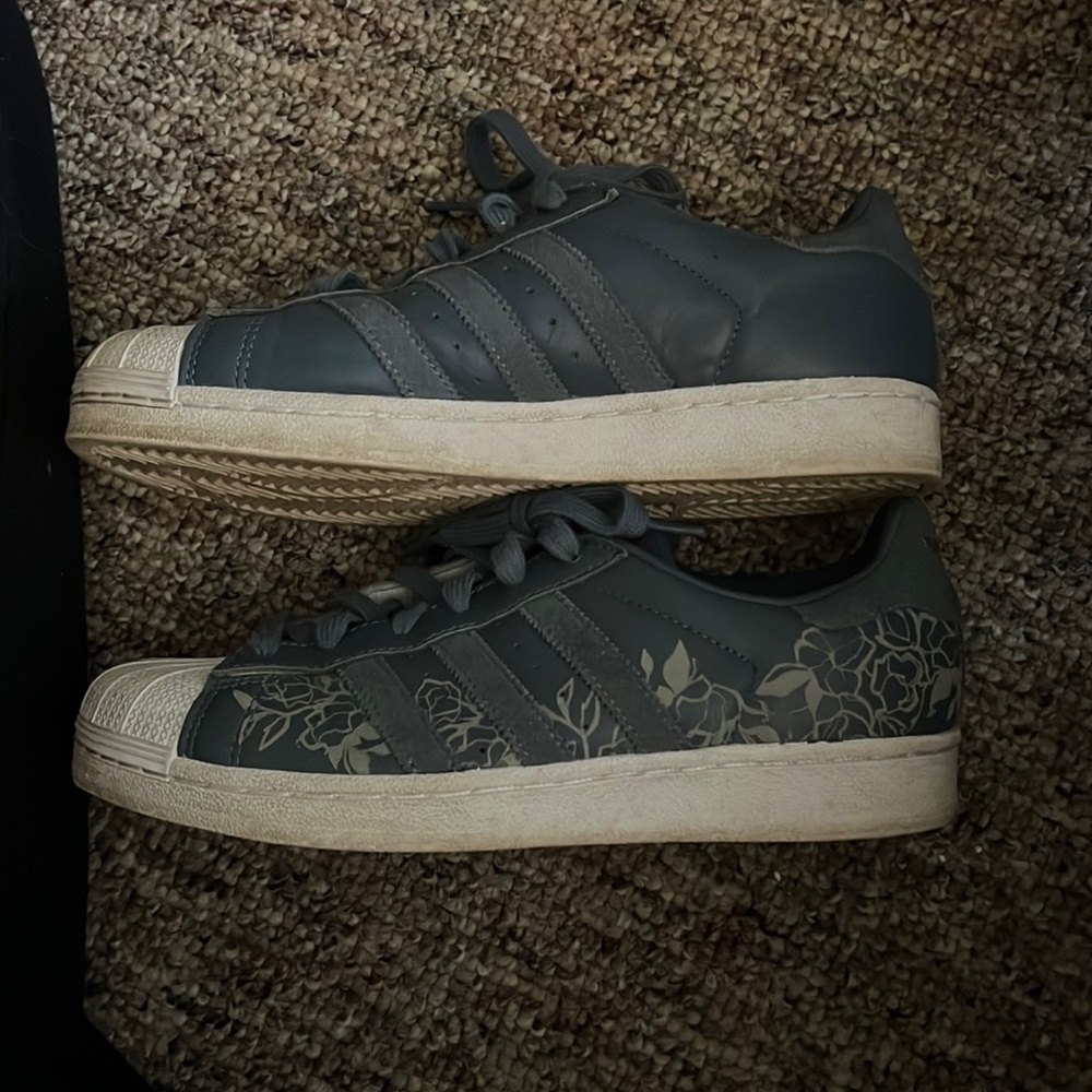 Unique adidas sneakers, size 8